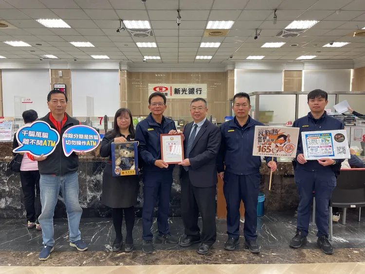 台中第三警分局長謝有筆親頒感謝狀到防詐有成效的金融機構。翻攝畫面