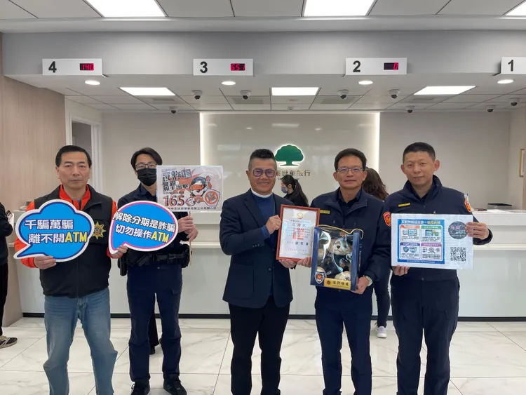 台中第三警分局長謝有筆親頒感謝狀到防詐有成效的金融機構。翻攝畫面