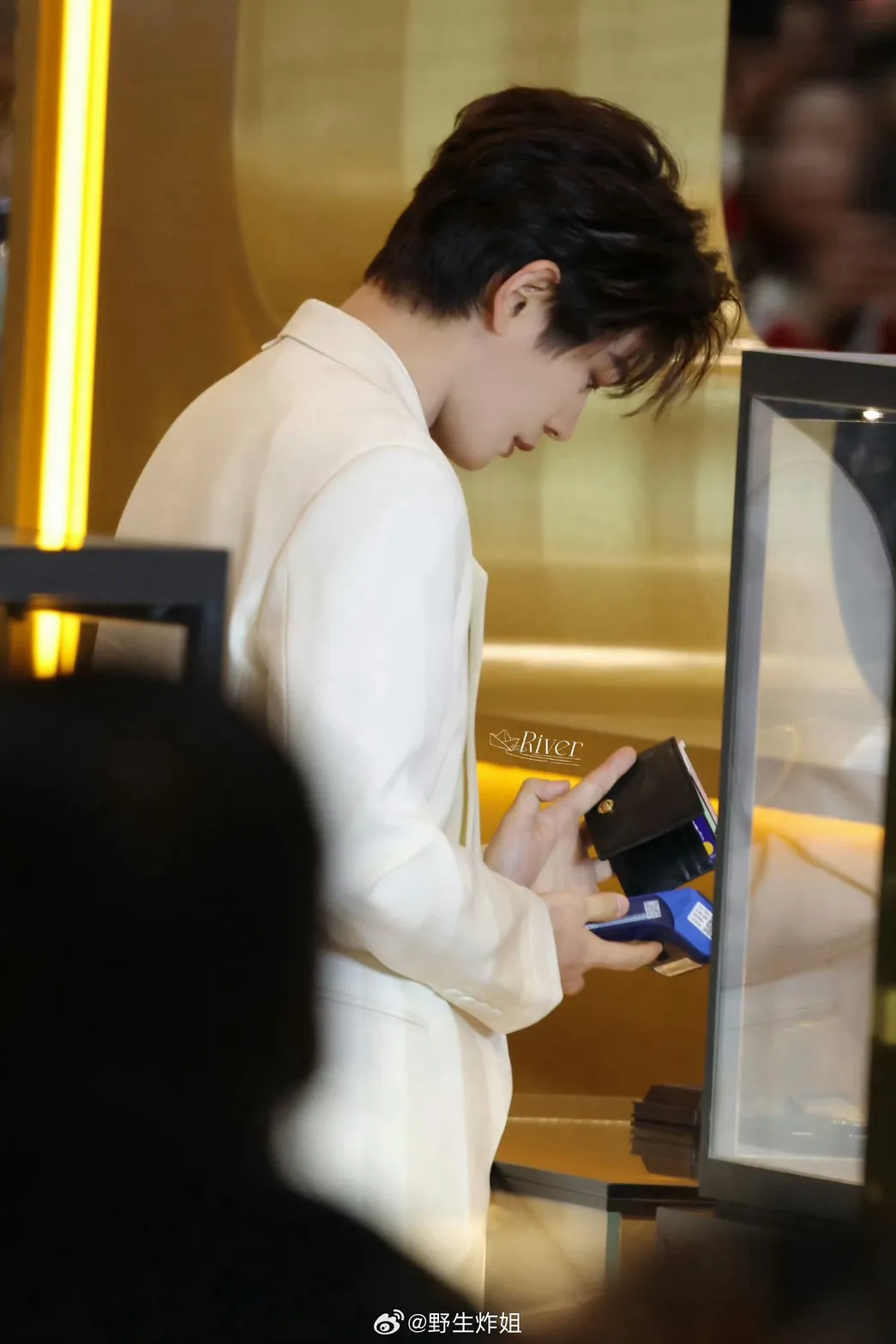 丁禹兮霸氣刷卡。翻攝自微博