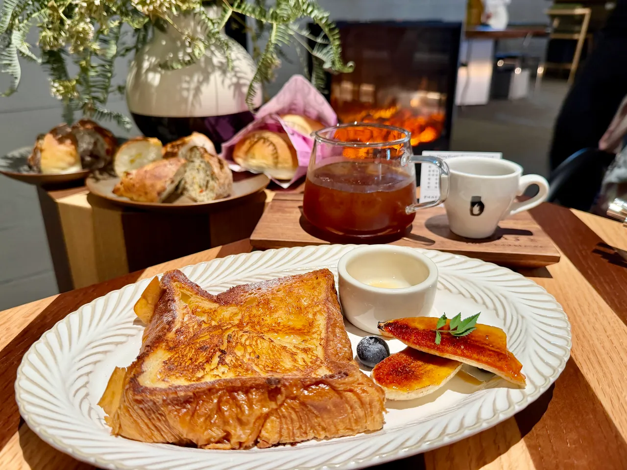 以自製丹麥麵包浸泡12小時吸飽蛋奶的「法式布丁吐司」。莊偉祺攝