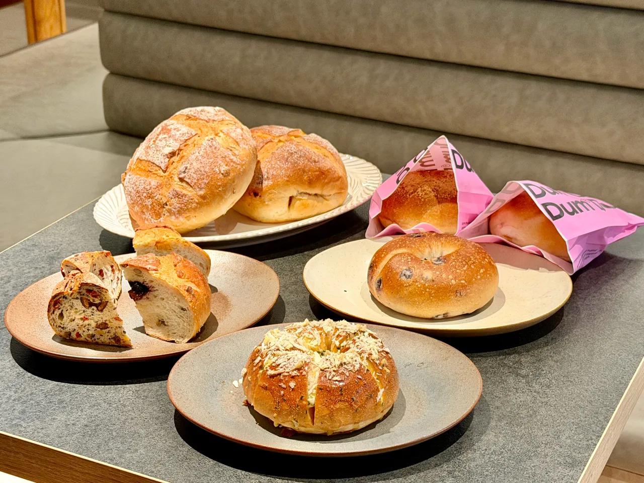 於DUM DUM購買麵包後，可帶至後方精品咖啡用餐空間享用（僅低銷飲品）。莊偉祺攝