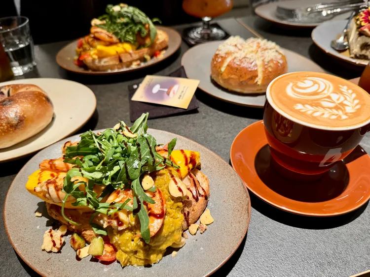 鹹口味的酸種吐司（前左）有酪梨、蛋捲等組合可選擇。莊偉祺攝