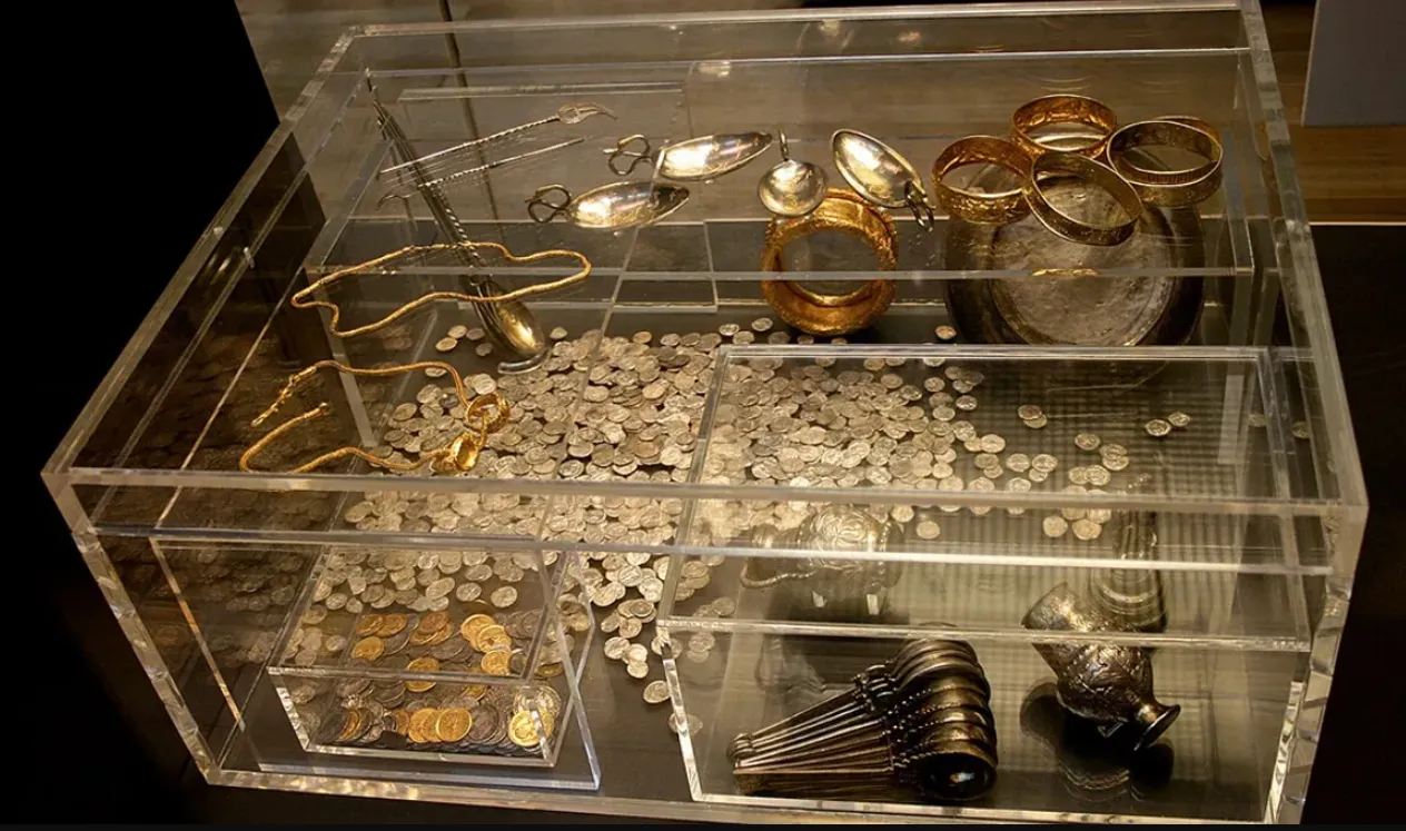 由英國政府單位挖出並展示在博物館的錢幣與金飾。iflscience