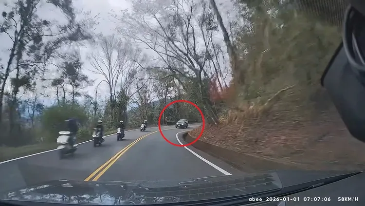 休旅車經過盲彎時駛進對向車道，接著失控衝落山谷。翻攝Threads/mack0923