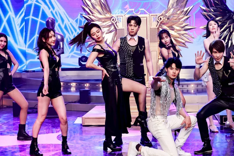 白家綺（左）跟老公吳東諺合體演出。民視提供