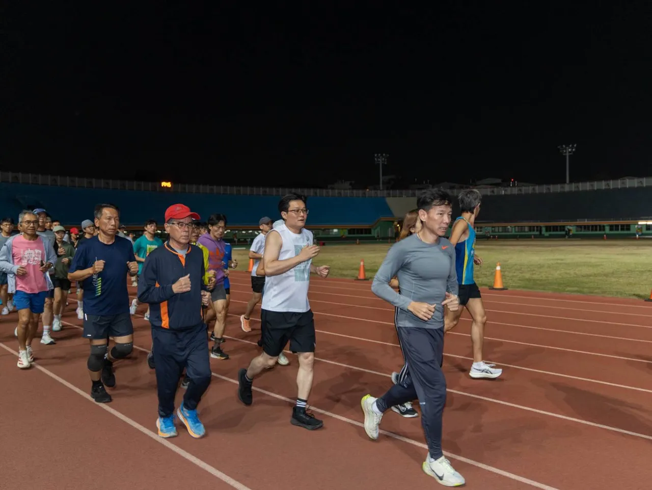 團隊每周一天由專業教練指導，在台南體育場練習，為參賽也為健康而跑。南市府提供