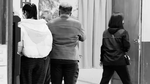 2男童疑遭親生媽餵藥身亡　兩生父現身殯儀館神色哀戚　