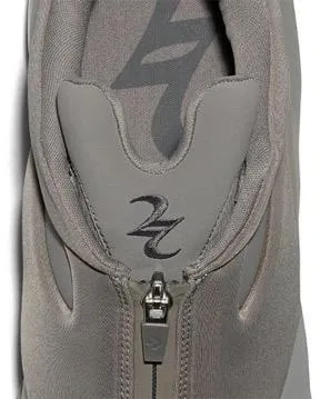 標誌性的鎖定式拉鍊設計，搭配鞋舌處的Shai個人簽名Logo。業者提供