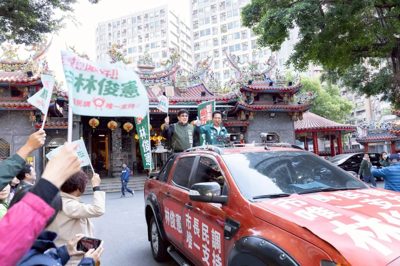 林俊宪11日从东区关帝殿出发车队扫街。翻摄画面