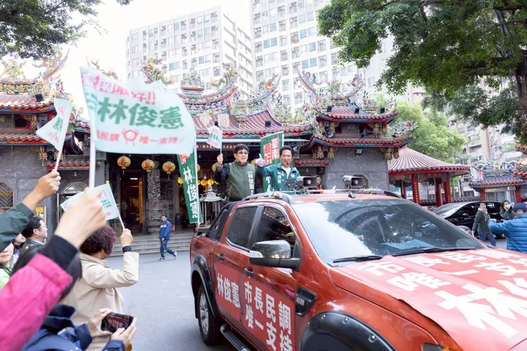 林俊憲11日從東區關帝殿出發車隊掃街。翻攝畫面