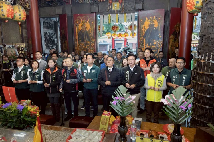 台南市長黃偉哲與林俊憲共同上香祈福，期許市政順利交棒。翻攝畫面