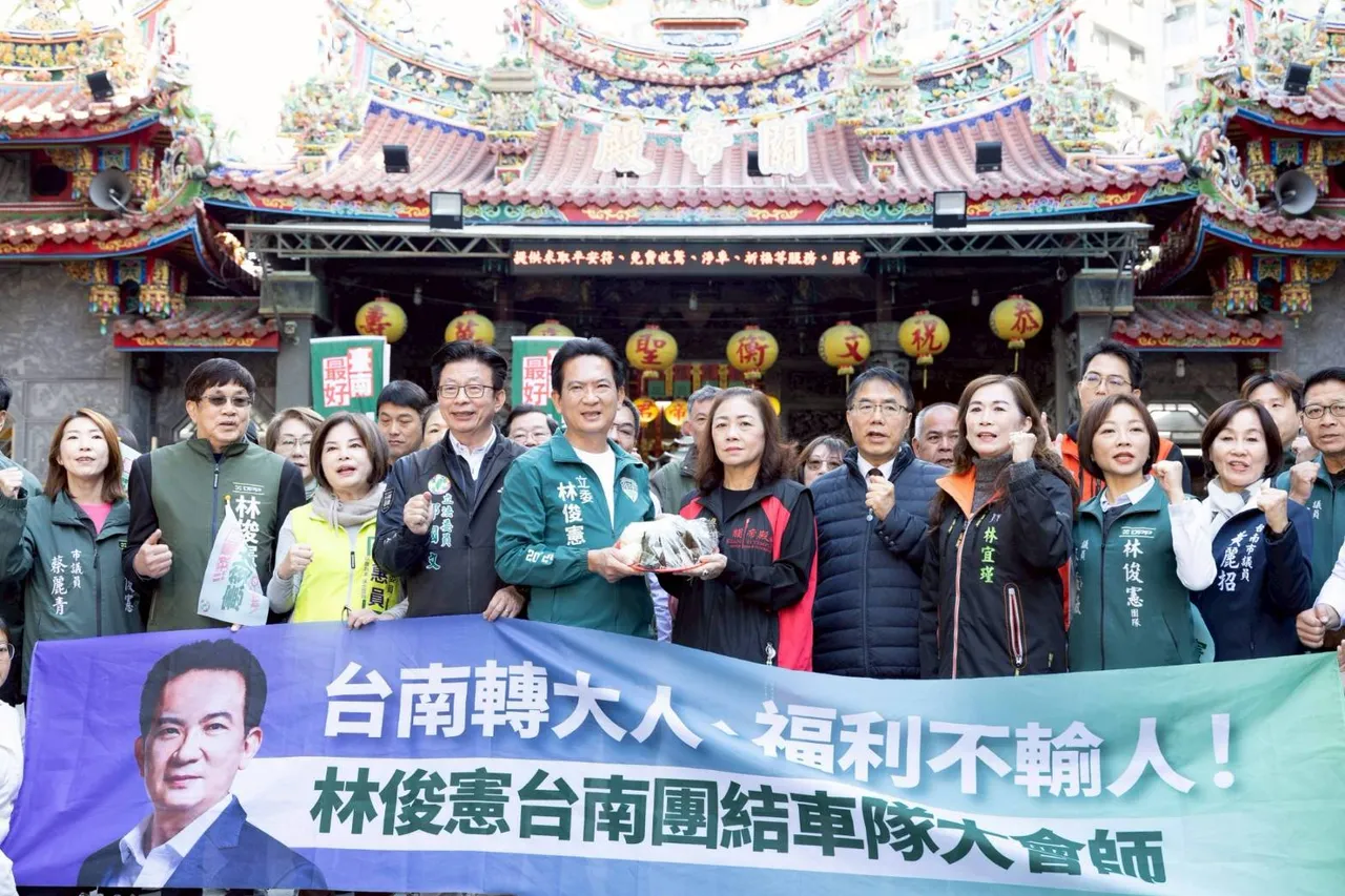 关帝殿的许主委及干部现身，送上包子与粽子表达支持。翻摄画面