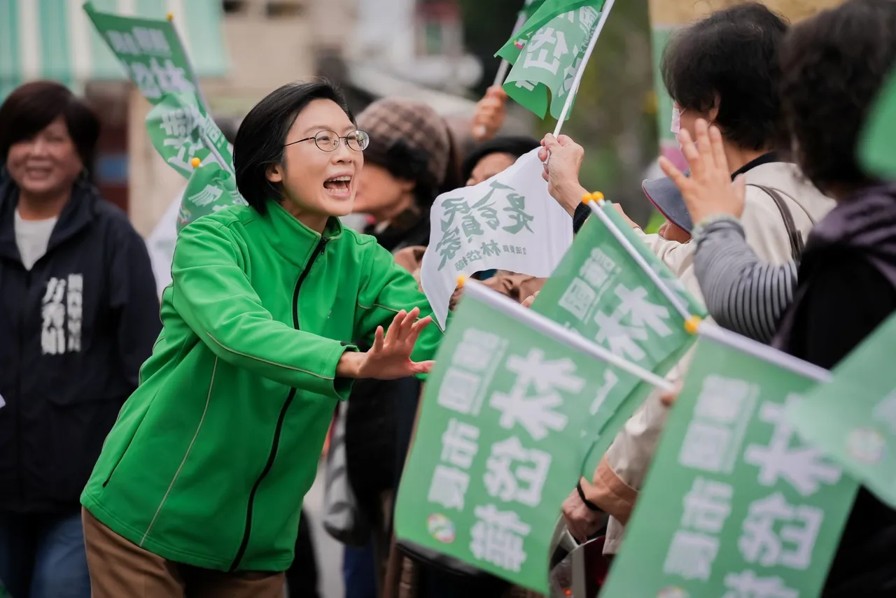 林岱桦11日下午车队扫街回到凤山，沿途向乡亲致意。翻摄画面