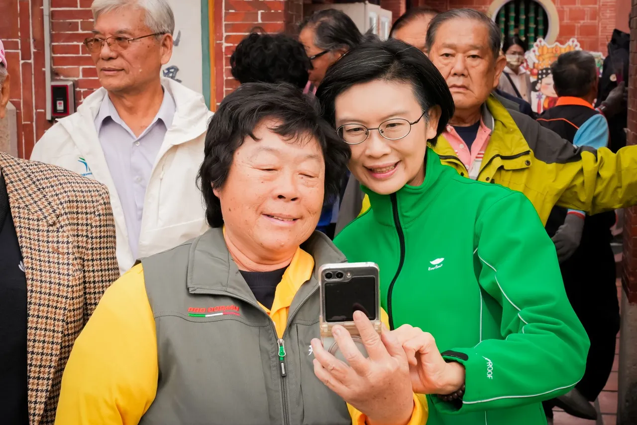 林岱桦11日下午车队扫街回到凤山，沿途向乡亲致意。翻摄画面