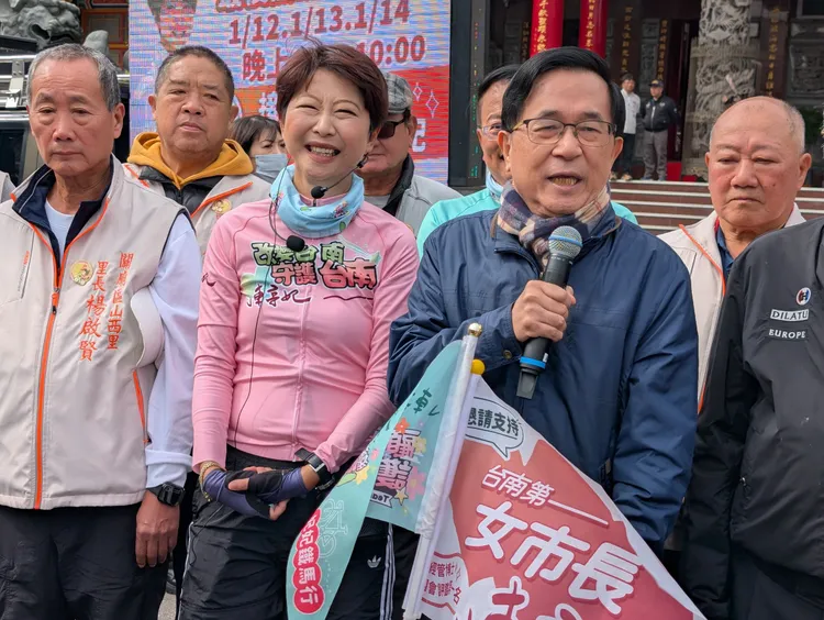 陳亭妃37區鐵馬行時，陳水扁也曾「偶遇」相挺。服務處提供