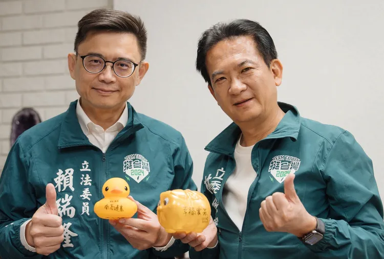 林俊憲找來剛從初選勝出的賴瑞隆，喊出「南高連線」，最後仍未能奏效。服務處提供