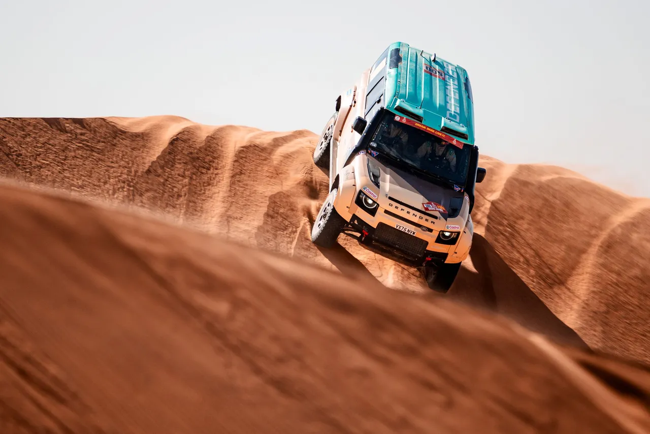 Defender Dakar D7X-R 保留了 Defender OCTA 堅固的 D7x 車身架構、變速系統與傳動佈局，動力搭載 4.4L V8 雙渦輪增壓引擎，為了應付 W2RC 的極限挑戰所進行的特製化改裝包含加寬輪距、提升離地高度、全新懸吊系統與強化冷卻系統。原廠照片