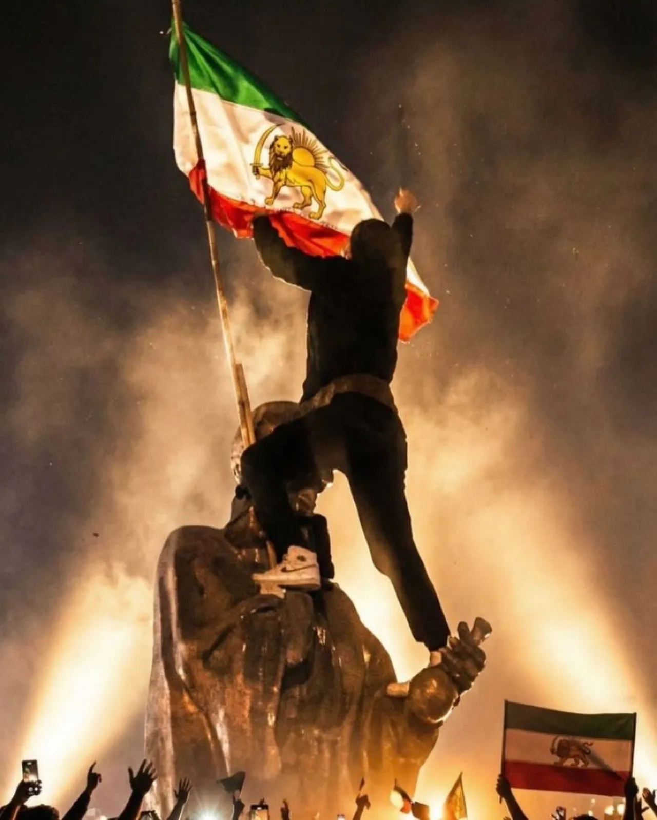 伊朗「革命」画面流出！「尸体一具叠著一具」　首都清真寺遭烧毁