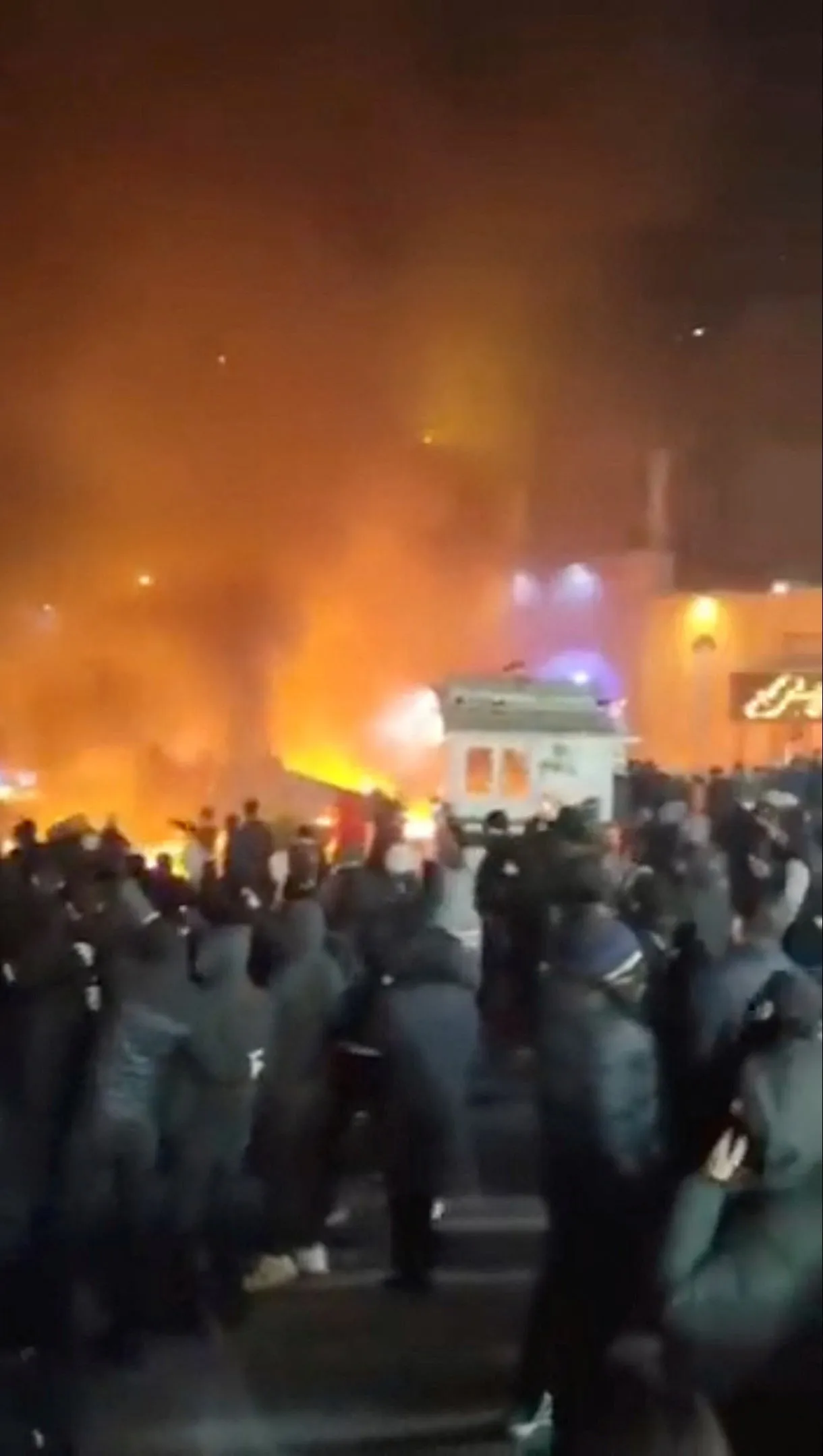 伊朗多处象征伊斯兰教最高殿堂的清真寺遭到焚烧。路透社