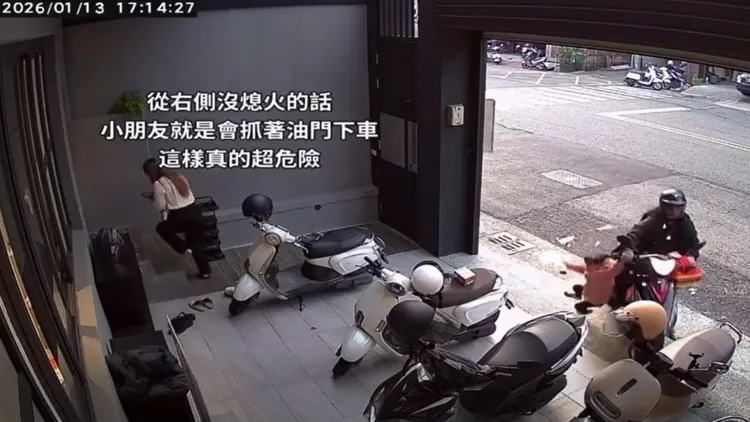 女童下車誤催油門致車輛失控暴衝，父女連人帶車重摔在地。翻攝爆料公社臉書