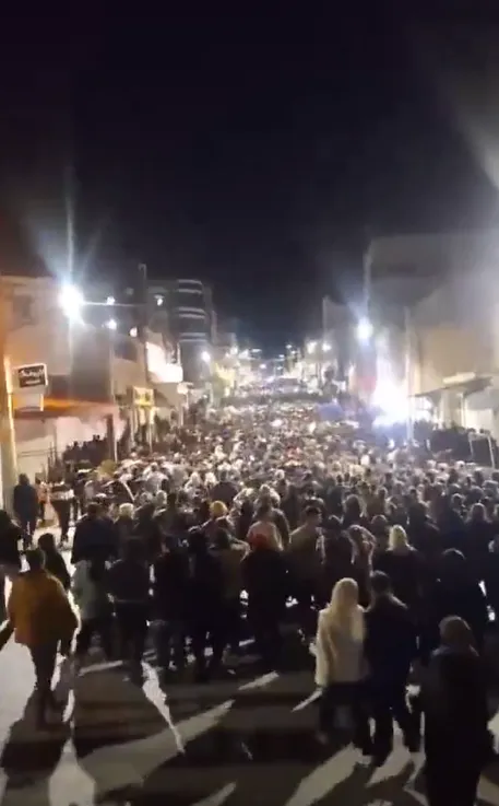 大批示威民眾走上街頭。翻攝自X