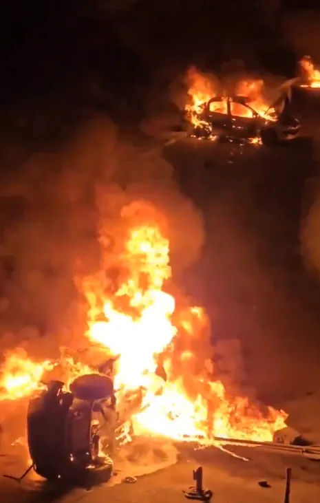 示威者烧毁车辆。翻摄自X