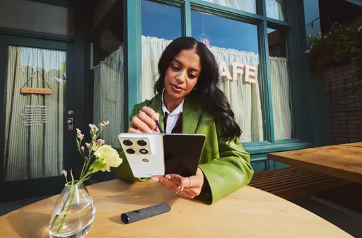 Motorola首款大折叠亮相　Razr Fold搭载8.09吋内萤幕