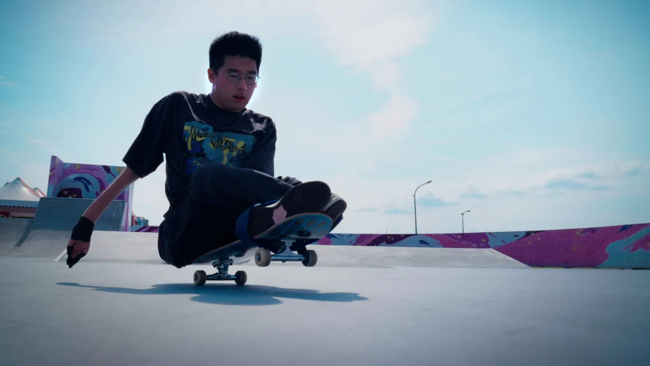 顧文凱不畏運動感覺神經病變自學滑板，並奪下新加坡青年滾球第2名。公視提供