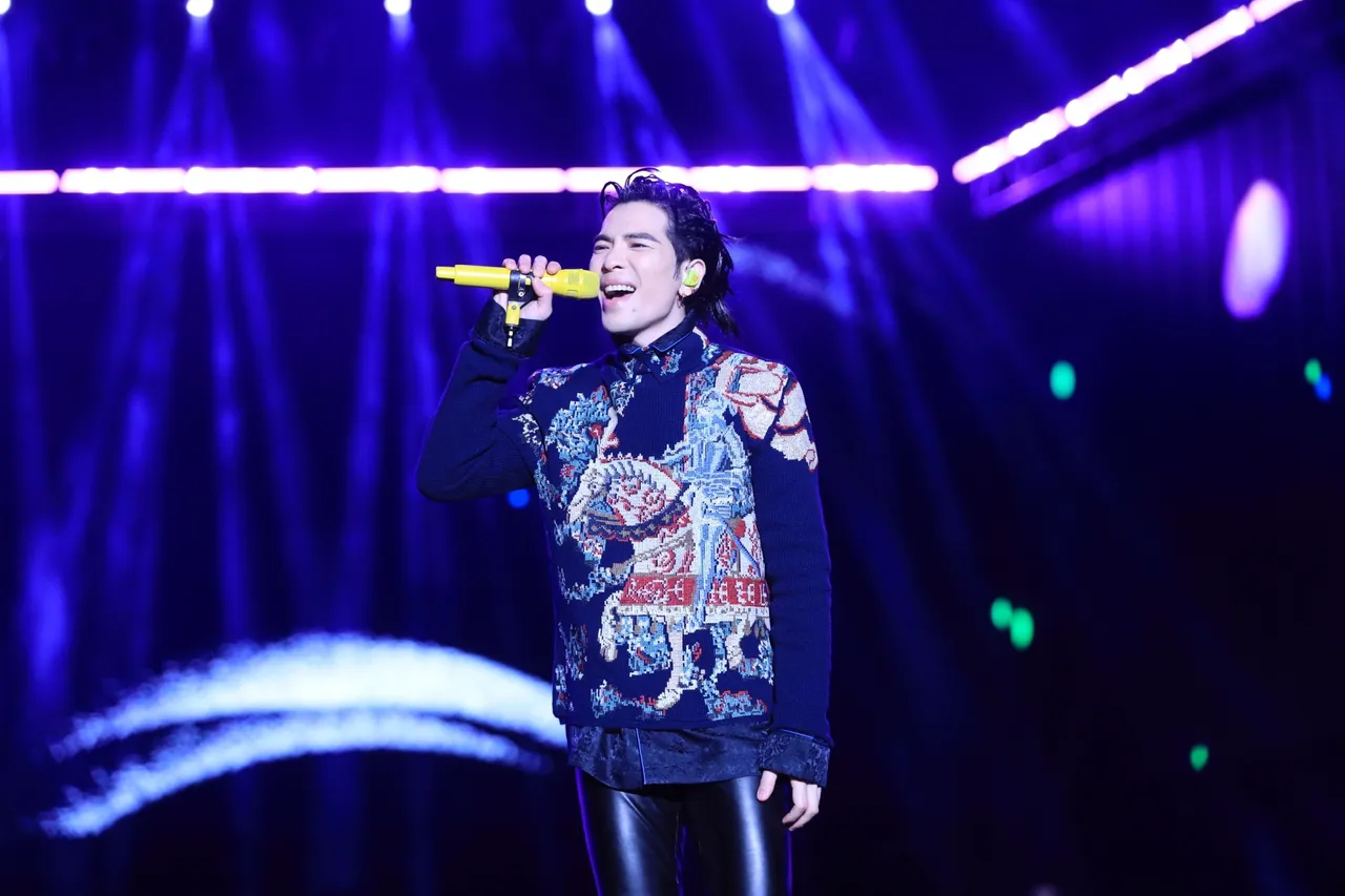 惊！空拍机坠落舞台　萧敬腾台中开唱险遭砸中