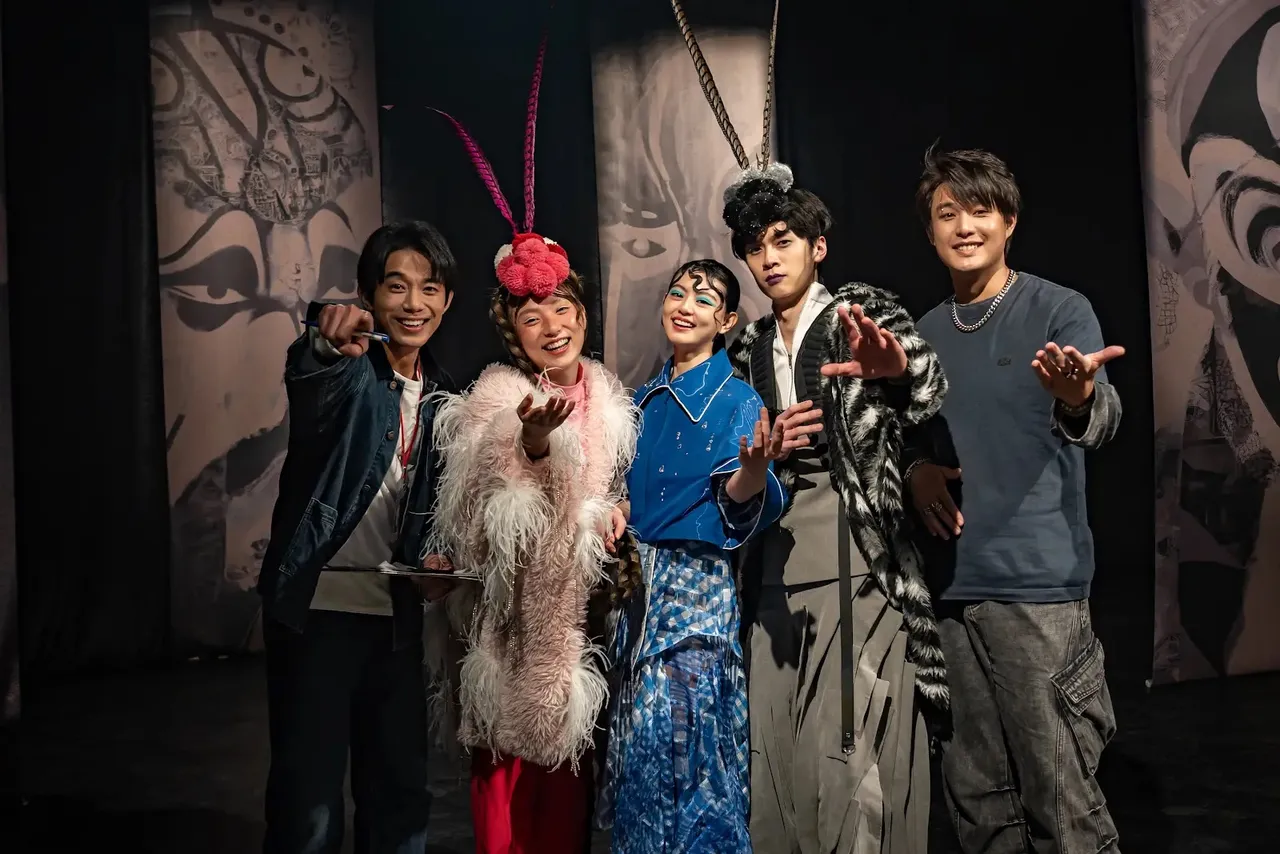 初孟軒（左起）在片中飾演劇團團長，帶領李雪、陳昱廷、顏廷儒和安俊朋一起完成父親當年留下遺憾的作品《寶釧》。風暴國際提供