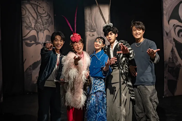 初孟軒（左起）在片中飾演劇團團長，帶領李雪、陳昱廷、顏廷儒和安俊朋一起完成父親當年留下遺憾的作品《寶釧》。風暴國際提供