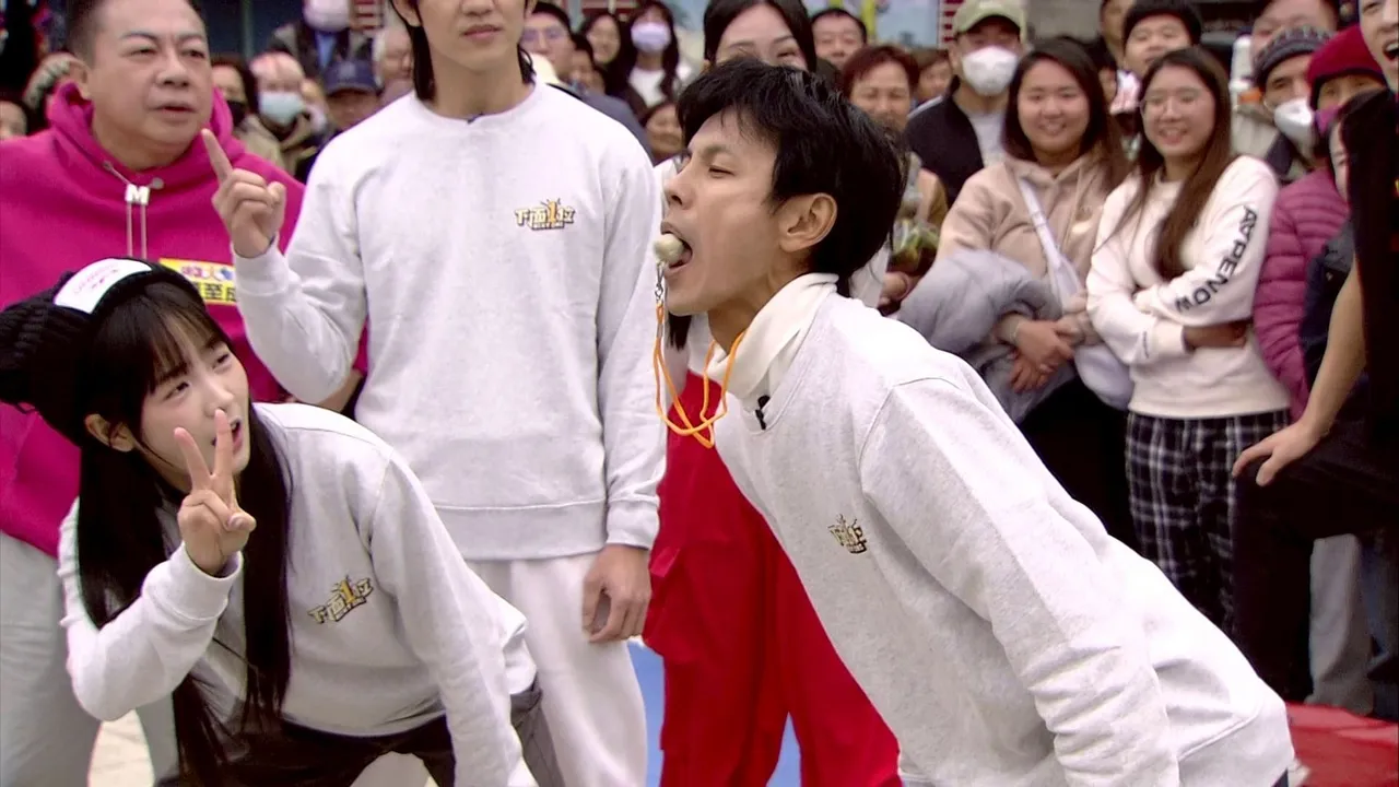 阿翔賣力遊戲。民視提供