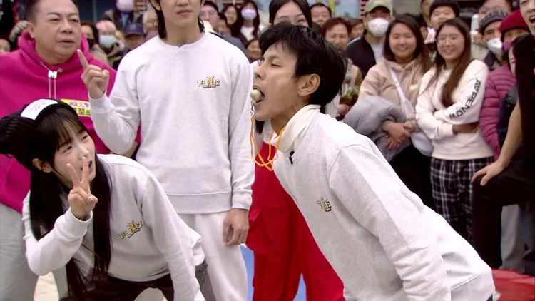 阿翔賣力遊戲。民視提供