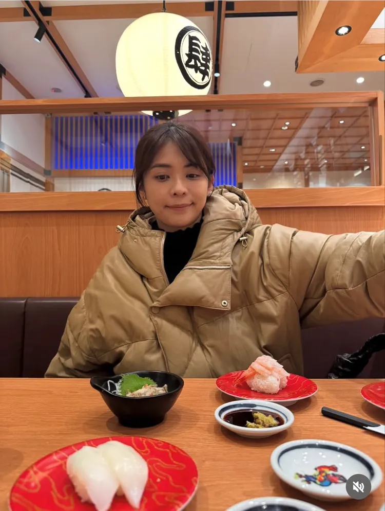 林萱瑜接到愛犬離世消息，哭著吃飯。翻攝自Junior IG