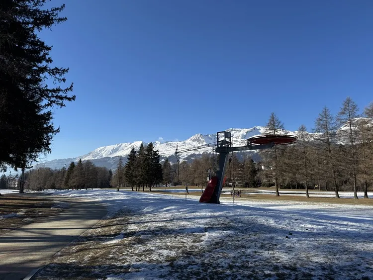 瑞士推動申辦2038冬奧，山間各大城皆有完善專業的冬季運動設備，滑雪比賽將會在克蘭蒙丹納（Crans-Montana）舉行，此地有豐富的世界盃賽事舉辦經驗。 中央社