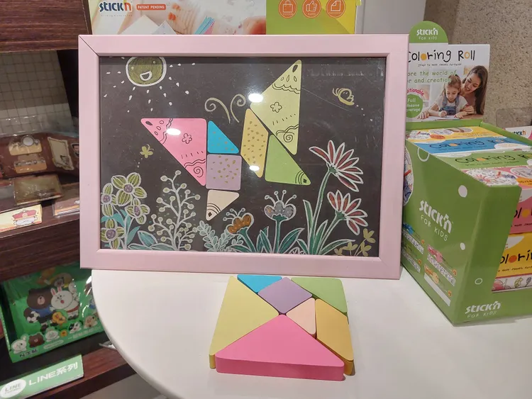 N次貼做成七巧板，還可藝術創作。凃建豐攝