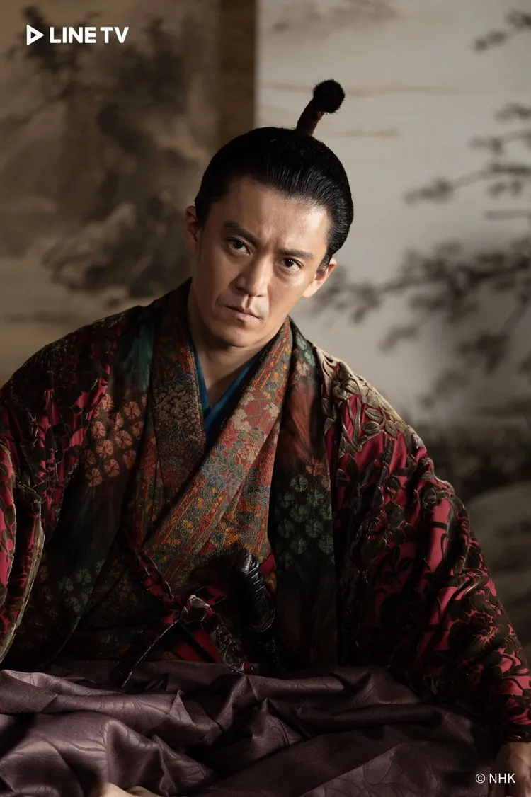 小栗旬扮演織田信長。LINE TV提供