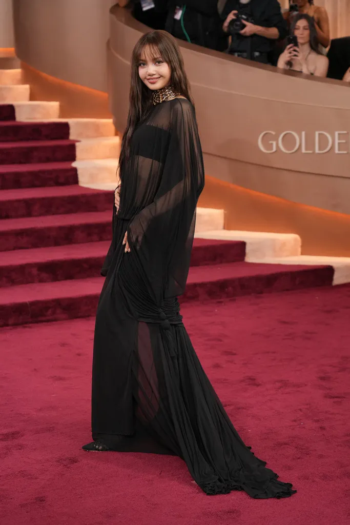 Lisa身上的黑色薄纱礼服直接透视胸前黑色Bra。美联社