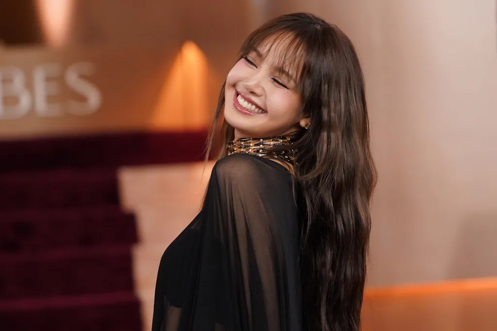 Lisa对著镜头露出灿烂笑容。美联社