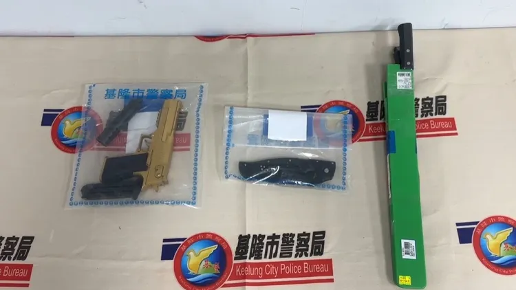 警方查扣西瓜刀、玩具槍等證物。翻攝照片