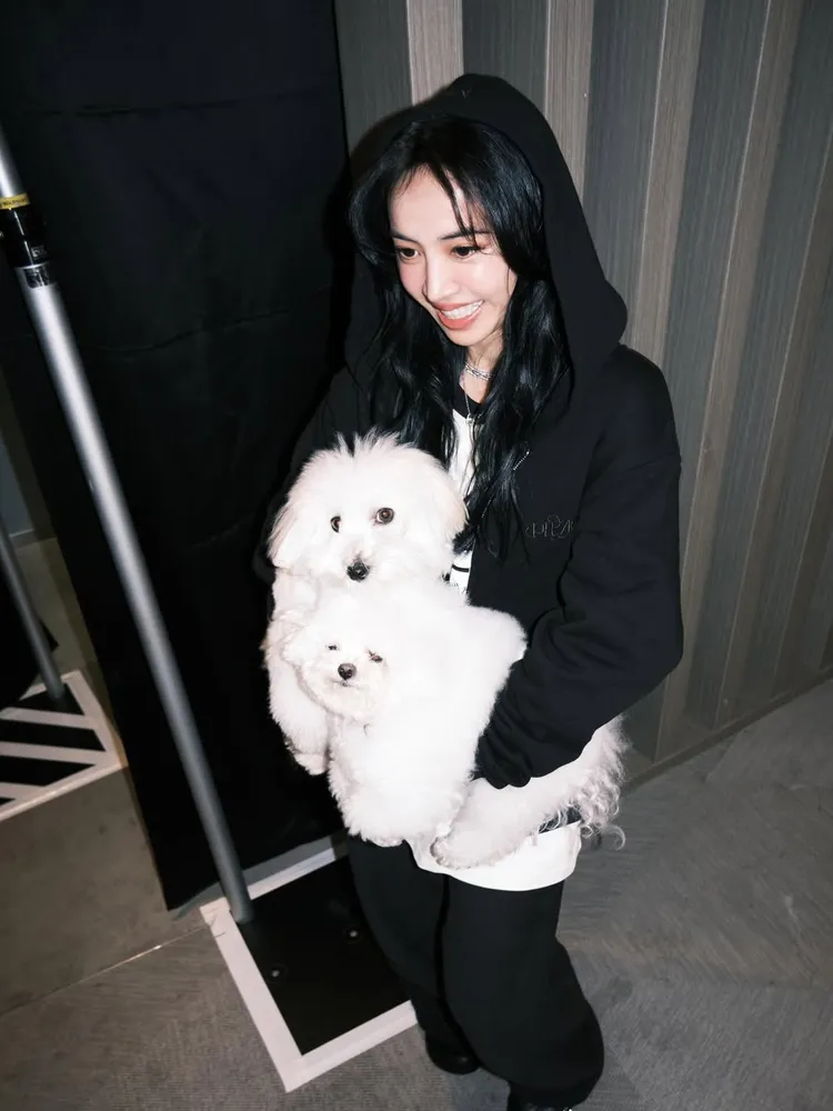 蔡依林抱著愛犬社長和Hani。翻攝蔡依林IG