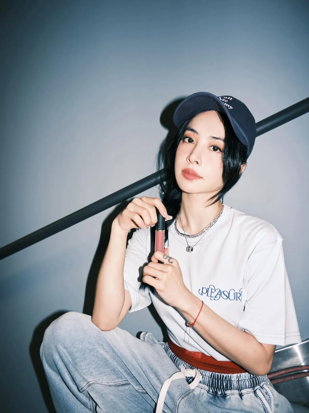 蔡依林戴上宝格丽珠宝，手拿使用的M.A.C彩妆。翻摄蔡依林IG