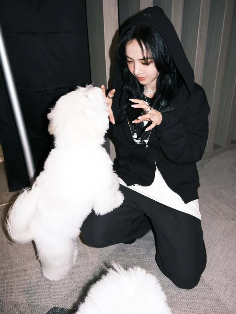 蔡依林帶著寶格麗珠寶逗愛犬。翻攝蔡依林iG