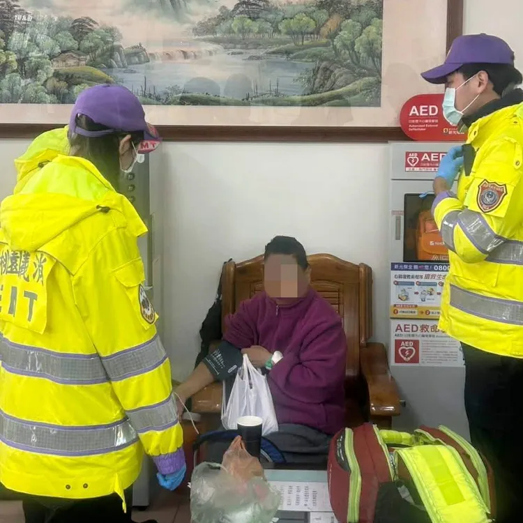 警方通報消防人員到場評估婦人身體狀況。大園警分局提供