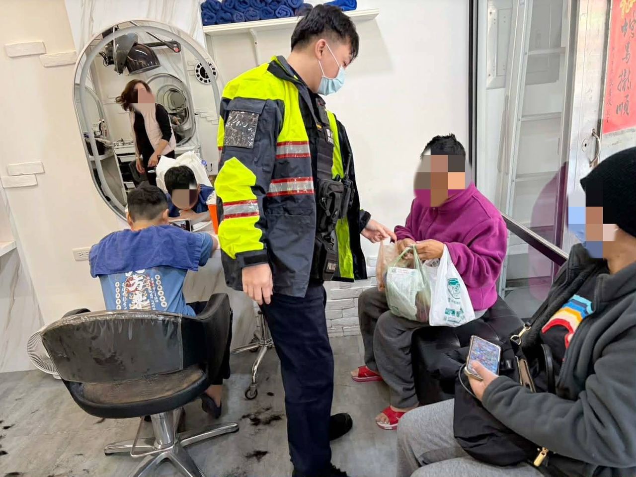 寒流來襲!婦人身體不適倒臥路邊 大園暖警伸援手助送醫