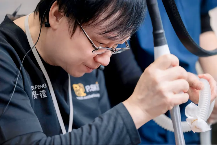 走進彭賢禮皮膚科診所，彷彿走進一座專為肌膚打造的「雷射博物館」。