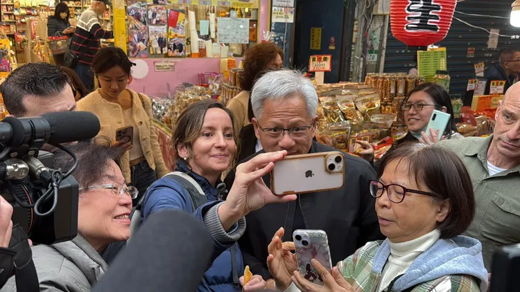 輝達執行長黃仁勳今（31）日在四平街台北譽展蜜餞行買蜜餞。記者呂承哲攝