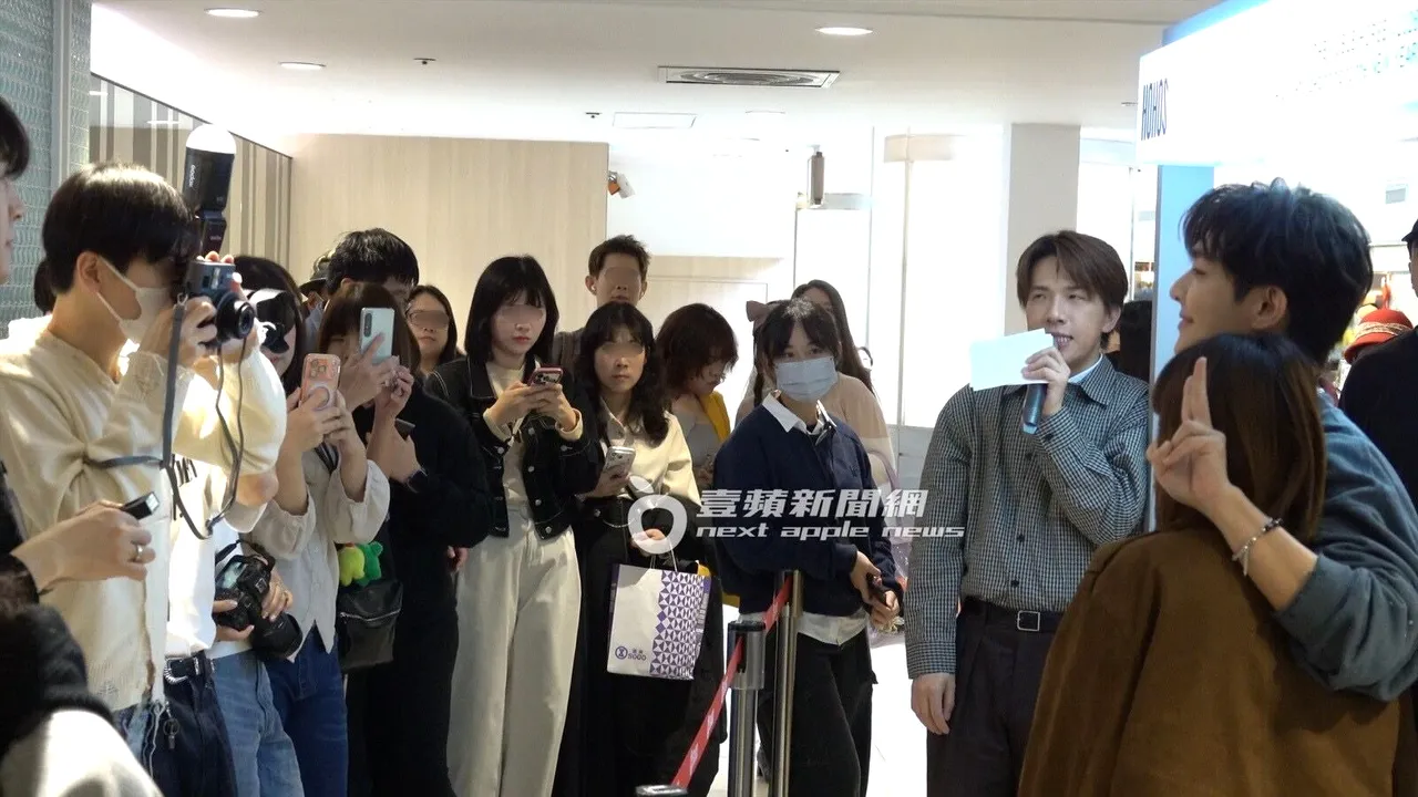 粉絲不怕被感冒的炎亞綸傳染，緊貼他合照。特勤中心攝