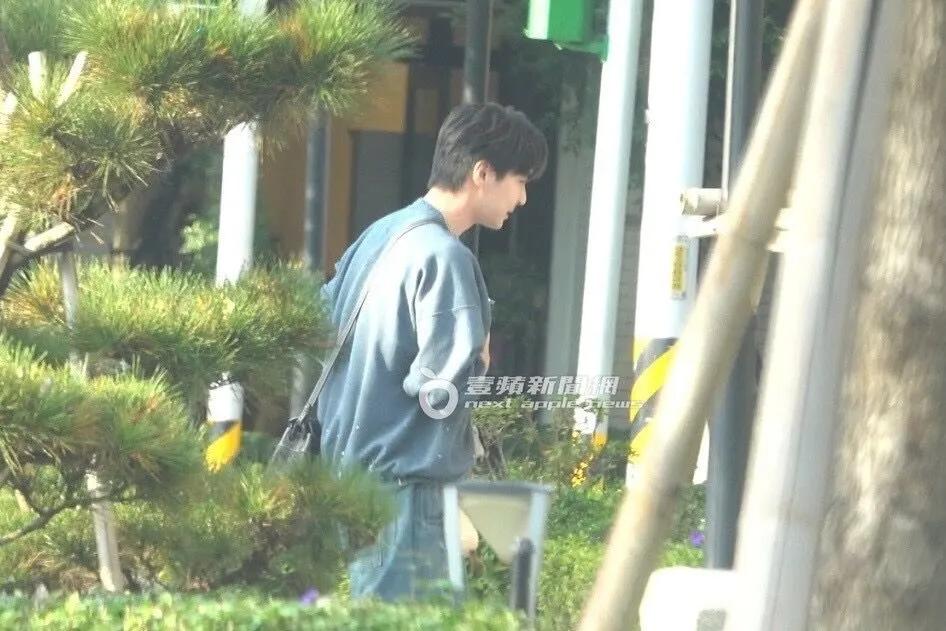 炎亞綸走在男友後面，一起返家。特勤中心攝