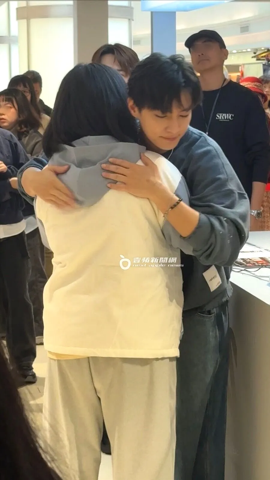 炎亞綸對每位粉絲都給予溫暖擁抱。特勤中心攝